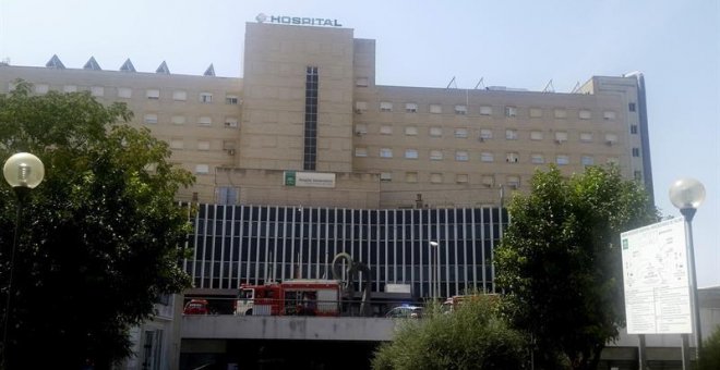 Coches de bomberos en la fachada del hospital sevillano de Valme donde una mujer ha fallecido hoy al ser seccionada por un ascensor del hospital cuando era trasladada en una camilla de una planta a otra.-EFE/David Jiménez Castillo