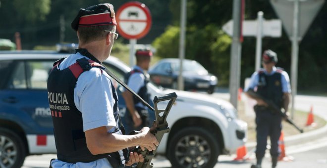 Varios agentes de los Mossos D´Esquadra vigilan en un control en la carretera C-17 a su paso por Ripoll en la operación de cierre de la provincia de Girona por la investigación de los atentados de Barcelona y Cambrils / EFE - Robin Townsend