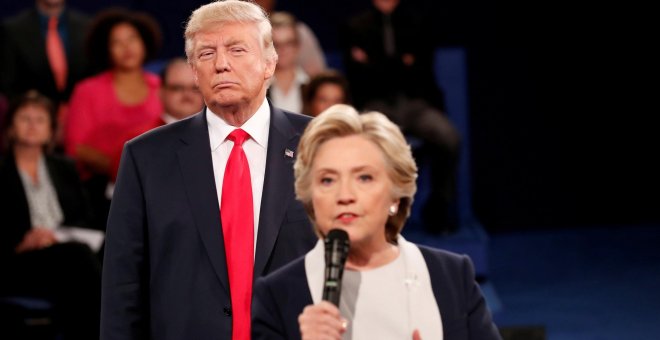 Donald Trump y Hillary Clinton, en uno de sus debates durante la campaña de las presidenciales de EEUU. REUTERS/Rick Wilking