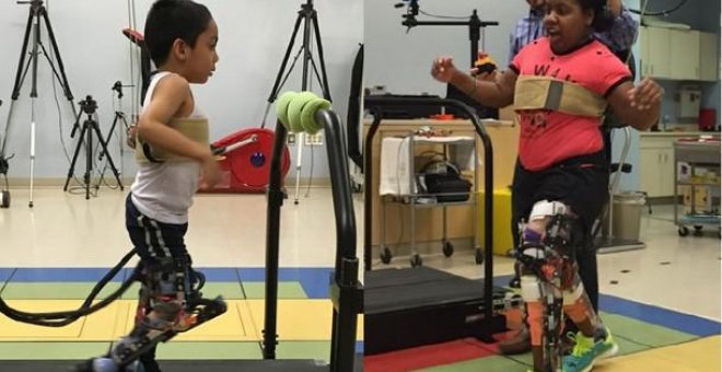 Un niño y una niña probando el exoesqueleto robótico. CHRIS BICKEL