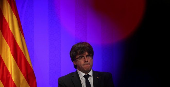 El presidente de la Generalitat de Catalunya, Carles Puigndemont, durante una rueda de prensa. / REUTERS