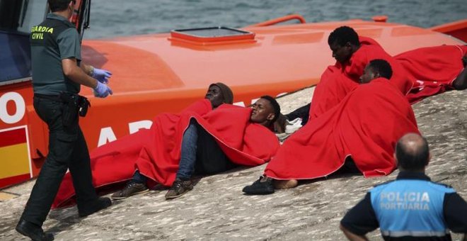 Miembros de Salvamento Marítimo rescatan a 17 inmigrantes de origen subsahariano en aguas del Estrecho de Gibraltar. EFE/A.Carrasco Ragel/Archivo