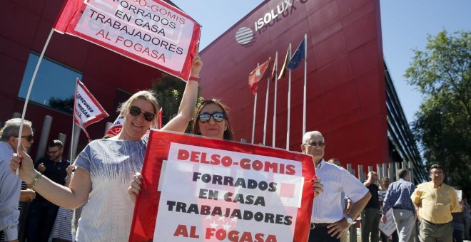 Protesta de trabajadores ante la sede de Isolux Corsán, frente a la sede de la compañía. EFE