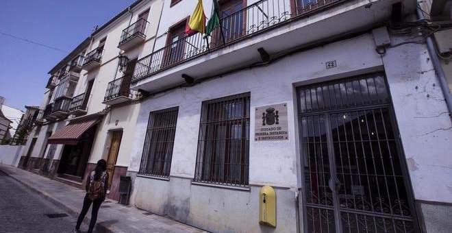 La entrada de los juzgados de Archidona donde se investiga a la madre huida con sus dos hijas. EFE