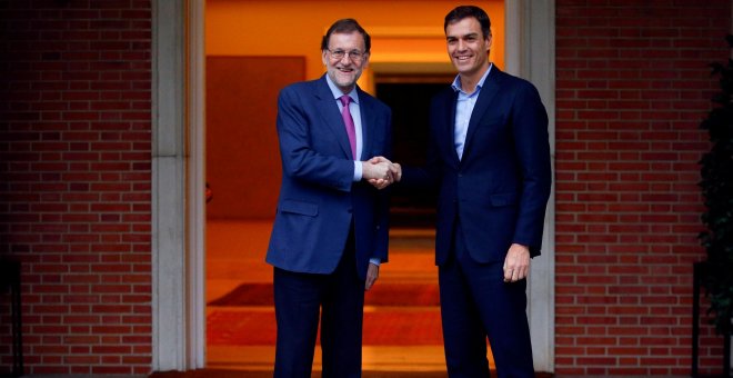 El presidente del Gobierno, Mariano Rajoy, y el líder del PSOE, Pedro Sánchez, en su último encuentro en el Palacio de la Moncloa. REUTERS