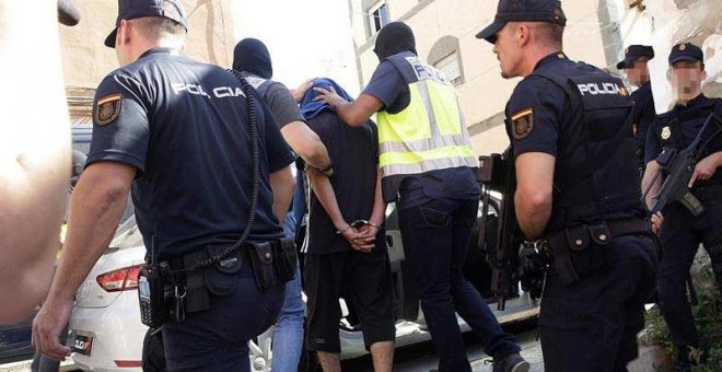 Efectivos de la Policía Nacional trasladan a la persona detenida en la operación antiyihadista. | EFE