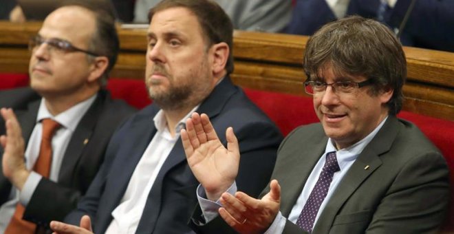 El presidente de la Generalitat, Carles Puigdemont, junto al vicepresidente del Govern, Oriol Junqueras,  durante el debate en el Parlament. - EFE