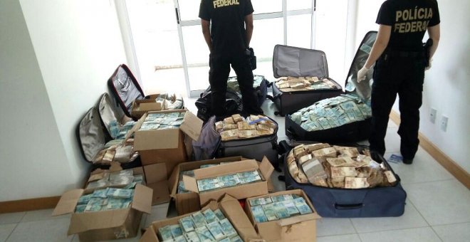 Fotografía cedida por la Policía Federal de cajas y maletas con dinero halladas por las autoridades en un apartamento usado por el exministro Geddel Vieira Lima, antiguo y cercano colaborador del presidente Michel Temer. EFE