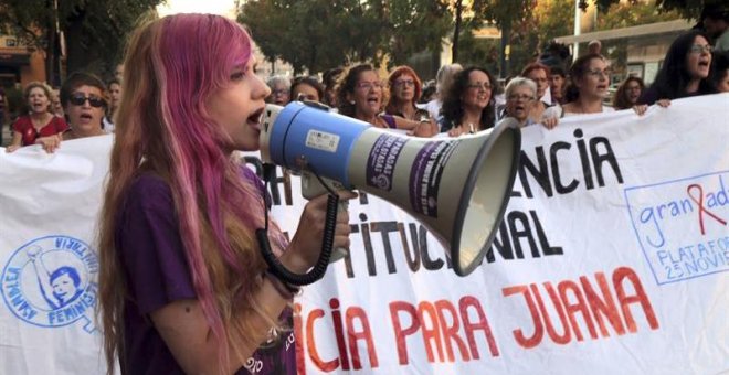 Manifestación en Granada en apoyo de Juana Rivas y las víctimas de violencia de género. / EFE