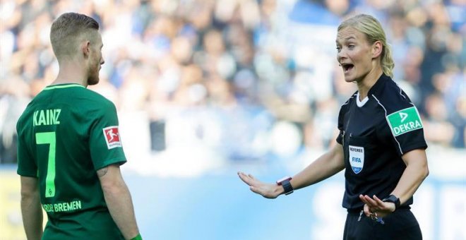 La árbitro Bibiana Steinhaus durante un momento del partido entre el Hertha de Berlín y el Werder Bremen. | EFE