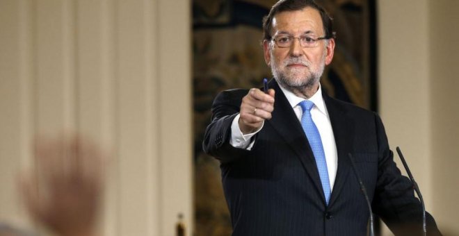 Rajoy da la palabra a un periodista durante la rueda de prensa de balance de legislatura. (Sergio Barrenechea / EFE)
