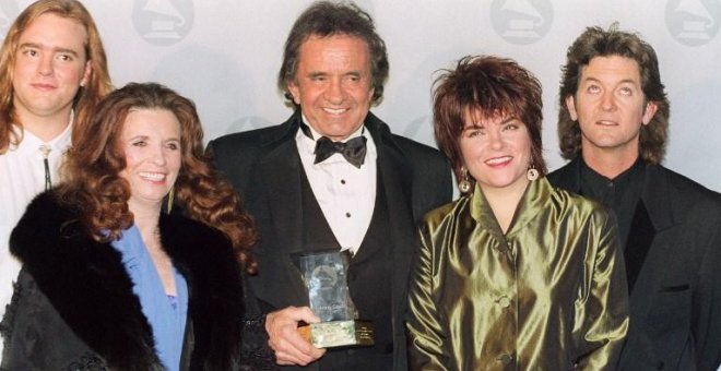 Johnny Cash, en una imagen de 1990 junto a su mujer y dos de sus hijos. - AFP