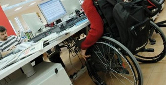 Un trabajador en silla de ruedas. E.P.