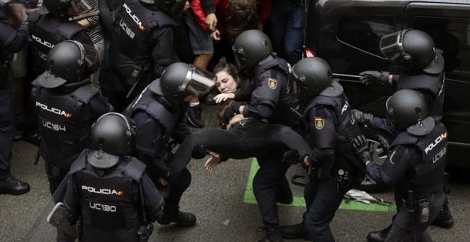 Agents antiavalots de la policia espanyola intervenen a l'escola Ramón Llull de Barcelona / EFE
