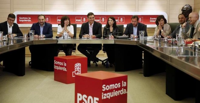 La Comisión Permanente del PSOE en la reunión que tuvo lugar en la sede de la calle Ferraz, un día después del 1-O - EFE/Mariscal