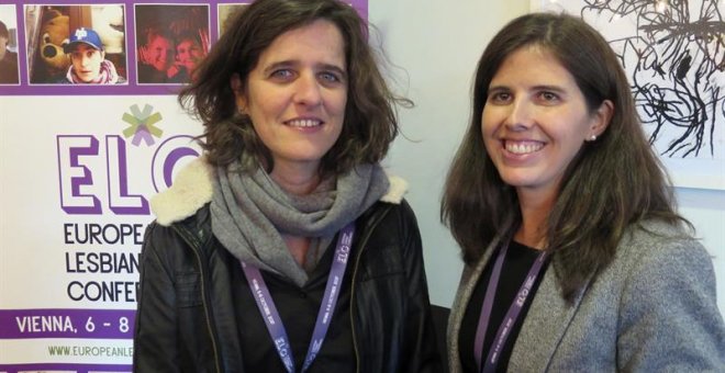 Kika Fumero (i), educadora y activista lesbiana de Barcelona y Marta Fernández, consultora de empresas y activista lesbiana de Madrid (d), ambas autoras del estudio ""¿Cómo somos las lesbianas?", una encuesta "online" realizada entre 5.000 mujeres en Espa