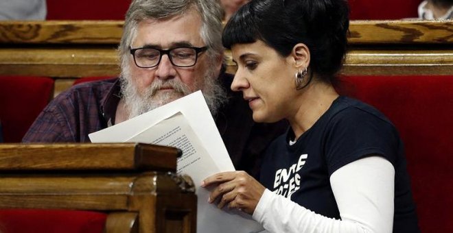 Los diputados de la CUP Anna Gabriel y Joan Garriga tras la declaración de Puigdemont hoy en el Parlament. EFE/Alberto Estévez