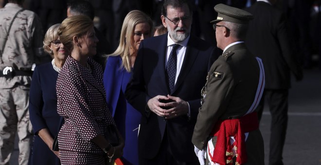 El presidente del Gobierno, Mariano Rajoy, conversa con la ministra de Defensa, María Dolores de Cospedal, y el Jefe del Estado Mayor de la Defensa (Jemad), el general Fernando Alejandre Martínez, momentos antes del comienzo del desfile del Día de la Fies