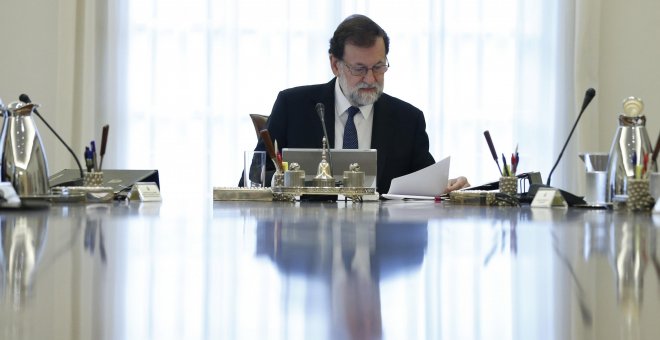 El jefe del Ejecutivo, Mariano Rajoy, preside la reunión extraordinaria del Consejo de Ministros en la que se aprobarán las medidas concretas en aplicación del artículo 155 de la Constitución.EFE/Juan Carlos Hidalgo