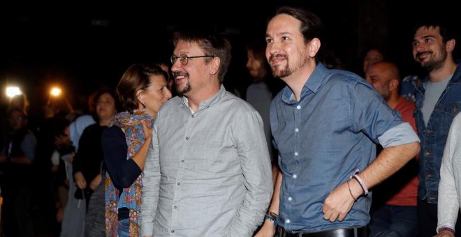 El secretario general de Podemos, Pablo Iglesias y el portavoz de En Comú Podem en el Congreso, Xavier Domenech en la jornada que organiza su formación 'Conectar España: plurinacionalidad, solidaridad, fraternidad' en el Teatro del Círculo de Bellas Artes