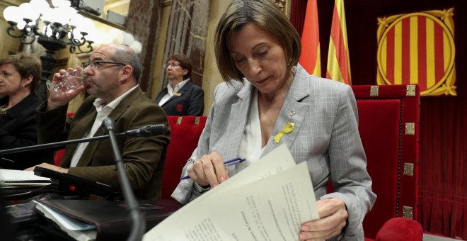 La presidenta del Parlament, Carmen Forcadell, antes del comienzo del pleno de la cámara autonómica del pasado 27 de octubre en la que se aprobó la declaración unilateral de independencia. REUTERS/Albert Gea