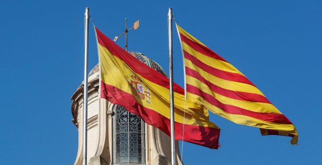 La bandera española y la senyera  en lo alto del Palau de la Generalitat, en Barcelona. REUTERS/Yves Herman