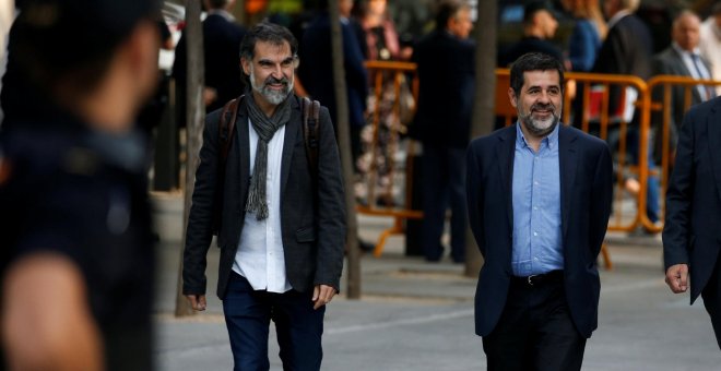 El presidente de Òmnium Cultural, Jordi Cuixart (i), y el de la ANC, Jordi Sanchez, a su llegada a la Audiencia Nacional, el pasado 16 de octubre. REUTERS/Javier Barbancho