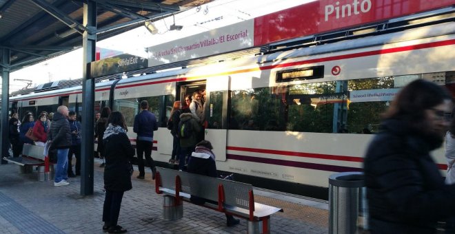 Abarrotado un tren de Cercanías en la estación de Pinto a las 9 de la mañana. / I.F