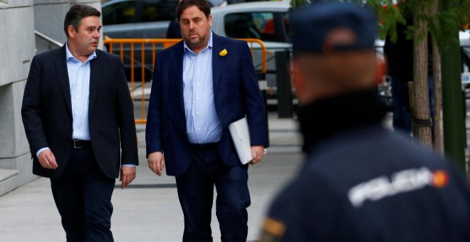 El vicepresidente cesado de la Generalitat, Oriol Junqueras, con su abogado, a su llegada el pasado 2 de noviembre a la Audiencia Nacional, para comparecer ante la juez Carmen Lamela. REUTERS/Javier Barbancho