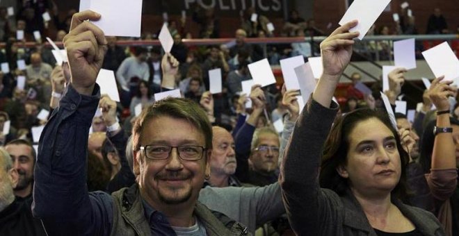El cabeza de lista de los comunes, Xavier Domènech y La alcaldesa de Barcelona, Ada Colau, durante la asamblea de Catalunya en Comú que vota hoy su lista electoral para las elecciones catalanas del 21-D en coalición con Podem.
