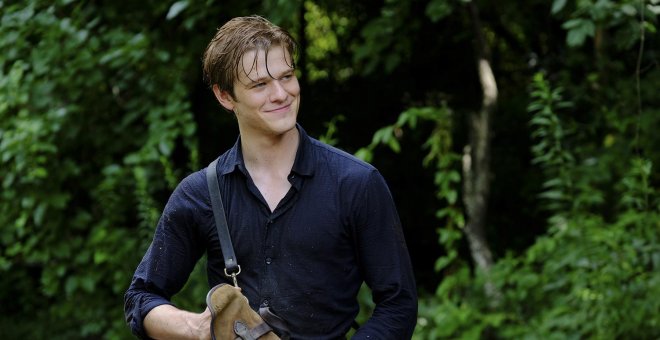 Lucas Till interpretando a MacGyver