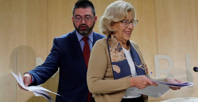 La alcaldesa de Madrid, Manuela Carmena, junto al delegado de Economía y Hacienda, Carlos Sánchez Mato. EFE/ Juan Carlos Hidalgo