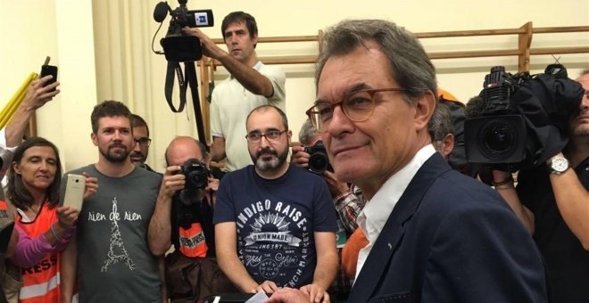 El exptesidente de la Generalitat Artur Mas vota en el referéndum del 1-O. EUROPA PRESS