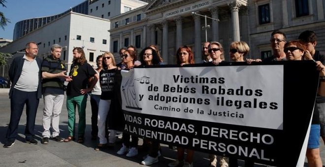 Un grupo de víctimas de bebés robados y adoptados ilegales durante una concentración ante el Congreso de los Diputados / EFE