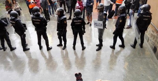 Imagen de la Policía Nacional en uno de los colegios electorales catalanes durante el referéndum del 1-O. /EUROPA PRESS