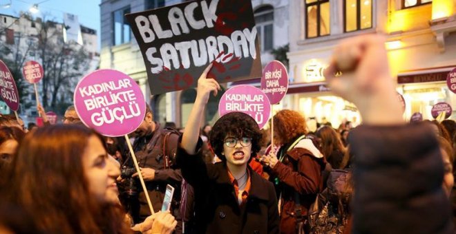 Mujeres muestran pancartas durante una manifestación para protestar con motivo del Día Internacional para la Eliminación de la Violencia contra la Mujer en Estambul, Turquía, 25 de noviembre de 2017.