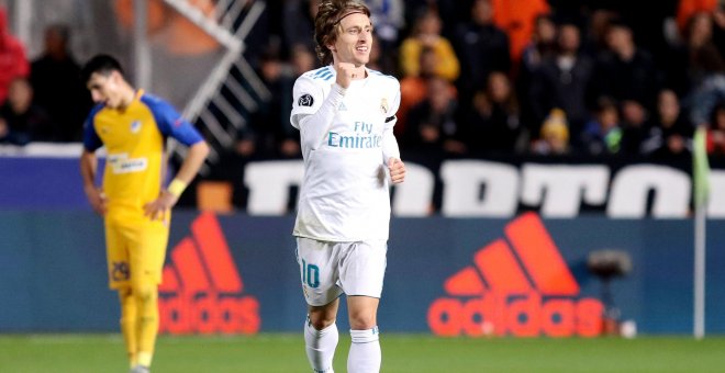 El jugador del Real Madrid Luka Modric celebra después de anotar un gol durante un partido contra el Apoel Nicosia en la Champions League. EFE/Katia Christodoulo