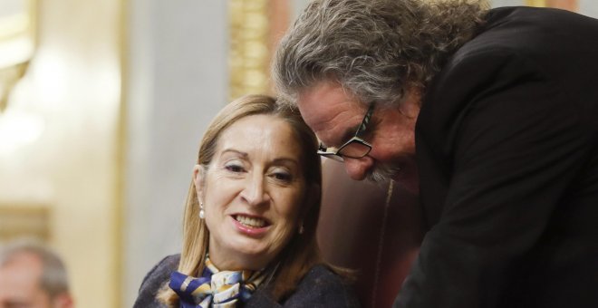 La presidenta del Congreso Ana Pastor conversa con el diputado de ERC Joan Tardá, durante el pleno del Congreso de Los Diputados. EFE/ FERNANDO ALVARADO