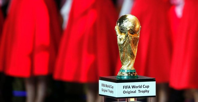 Vista del trofeo de campeón en el escenario durante el sorteo del Mundial de Rusia 2018 que se celebra en el Palacio del Kremlin de Moscú, Rusia. EFE/Yuri Kochetkov