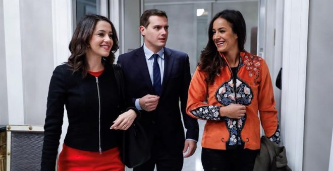 El líder de Ciudadanos, Albert Rivera, junto a la cabeza de lista de Ciudadanos en las elecciones del 21 de diciembre, Inés Arrimadas, y la portavoz de Ciudadanos en el Ayuntamiento de Madrid, Begoña Villacís, a su llegada al desayuno informativo de hoy e