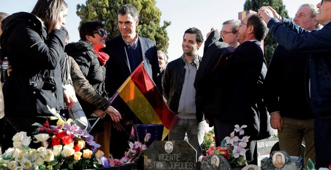 El secretario general del PSOE, Pedro Sánchez, ante las fosas comunes que hay en el cementerio de Paterna (Valencia), y que ha visitado tras el acto en el que ha presentado la propuesta de reforma integral de la ley de Memoria histórica. EFE/ Manuel Bruqu