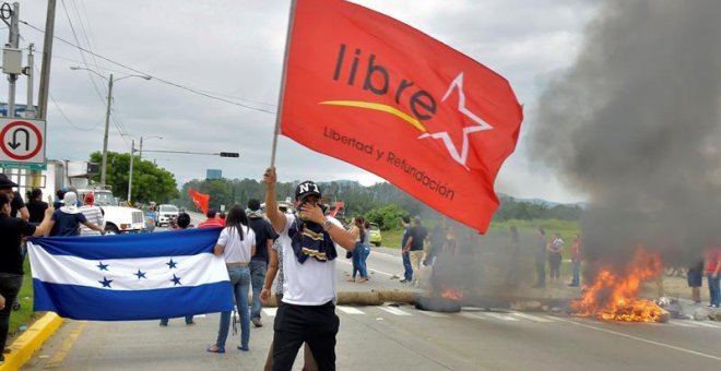 Activistas de la Alianza de Oposición contra la Dictadura mantienen protestas desde tempranas horas de este jueves en Tegucigalpa y otras ciudades del país contra un supuesto 'fraude' en los comicios. EFE/José Valle