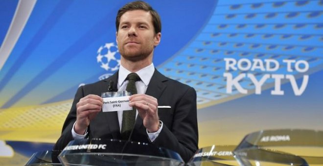 Xabi Alonso sujeta el papel del PSG, rival del Real Madrid. - EFE