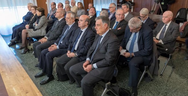 Los 22 ex altos cargos de la Junta de Andalucía, entre ellos los expresidentes socialistas Manuel Chaves (4d), y José Antonio Griñán (3d), sentados en la sala de la Audiencia de Sevilla donde ha comenzado el juicio por el que se les acusa de prevaricación