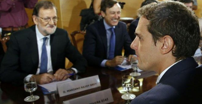 Mariano Rajoy y Albert Rivera, junto a otros miembros de sus partidos, durante la negociación del pacto de investidura. Archivo EFE / Sergio Barrenechea