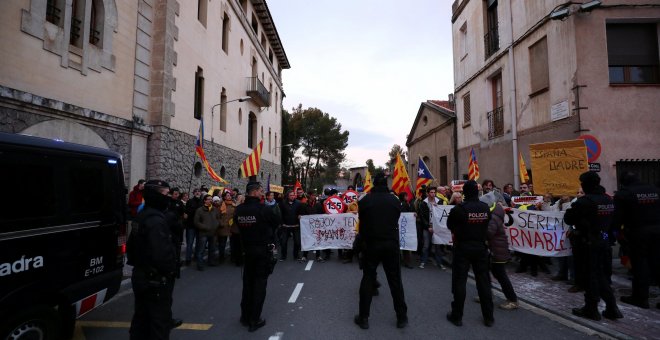 Protesta frente a la sede de Freixenet en Sant Sadurni d'Anoia, durante la visita del presidente del Gobierno,  Mariano Rajoy, en la campaña del 21-D. REUTERS/Albert Gea