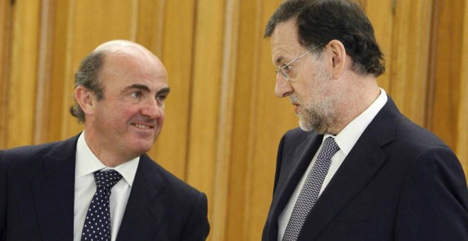 El ministro de Economía, Luis de Guindos, y el presidente del Gobierno, Mariano Rajoy, en una imagen de archivo. EFE