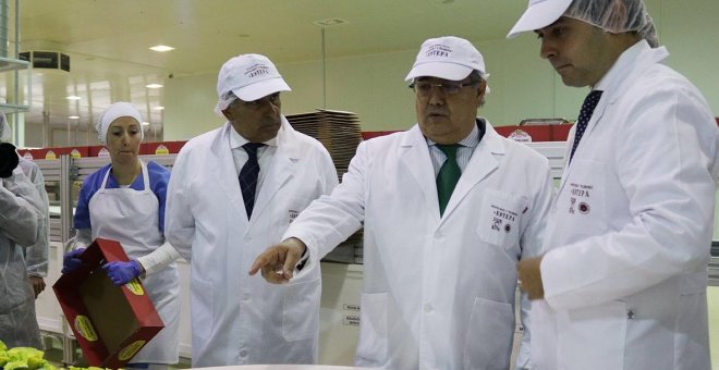 El ministro de Interior, Juan Ignacio Zoido, visita una fábrica de mantecados del municipio sevillano de Estepa. MANTECADOS ESTEPA