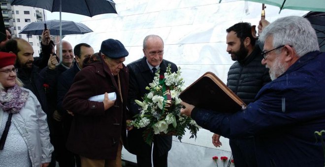 El alcalde de Málaga, Francisco de la Torre, desposita un ramo de flores en el monumento de la pirámide que preside el cementerio de San Rafael en honor a todas las víctimas de la Guerra Civil.