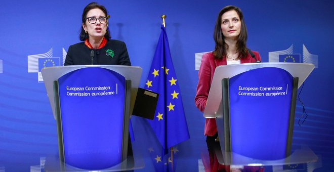 La comisaria europea de Economía y Sociedad Digital, Mariya Gabriel (d), y Madeleine de Cock Buning (i), de la Universidad de Utretch, ofrecen una rueda de prensa en Bruselas (Bélgica) hoy, 15 de enero de 2018. Buning preside el nuevo Grupo de Alto Nivel